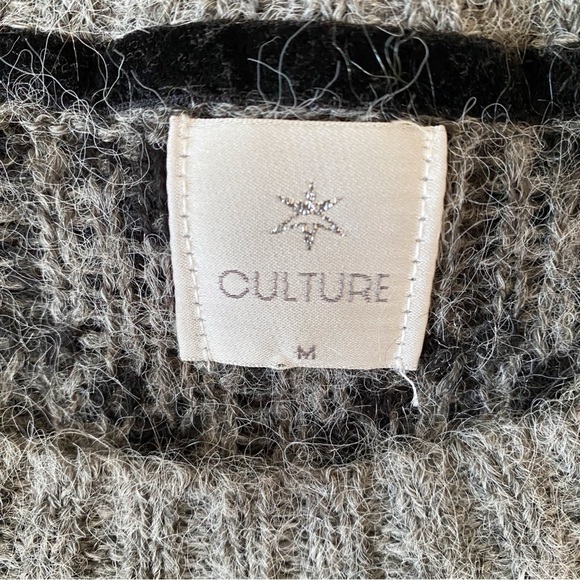 ❄️ CULTURE GREY BLACK GOLD CHEVRON LOOSE FIT KNIT SWEATER! - Picture 12 of 15